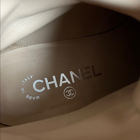 Chanel black patent leather chain link trim accent ankle boots combat booties 40 - Picture 2 of 16